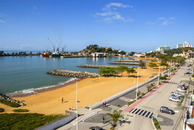 Imbetiba vira cenário de inclusão com passeio acessível e banho de mar assistido