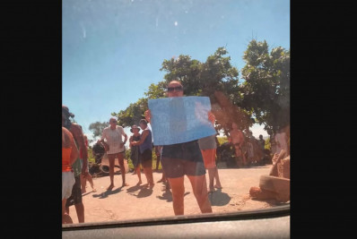 Moradores de Maria Joaquina protestam na RJ-102 contra abandono em Cabo Frio