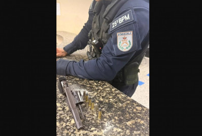 Homem é preso com arma de fogo após ameaçar clientes em bar em São Pedro