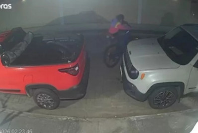 Furto de bicicleta: Imagens de câmera registram ação de mulher em Búzios