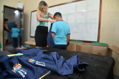 Prefeitura de Barra Mansa promove entrega de uniformes de inverno a alunos da rede municipal de ensino