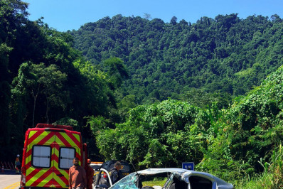 Acidente envolvendo ônibus e carro deixa duas vítimas graves em Angra