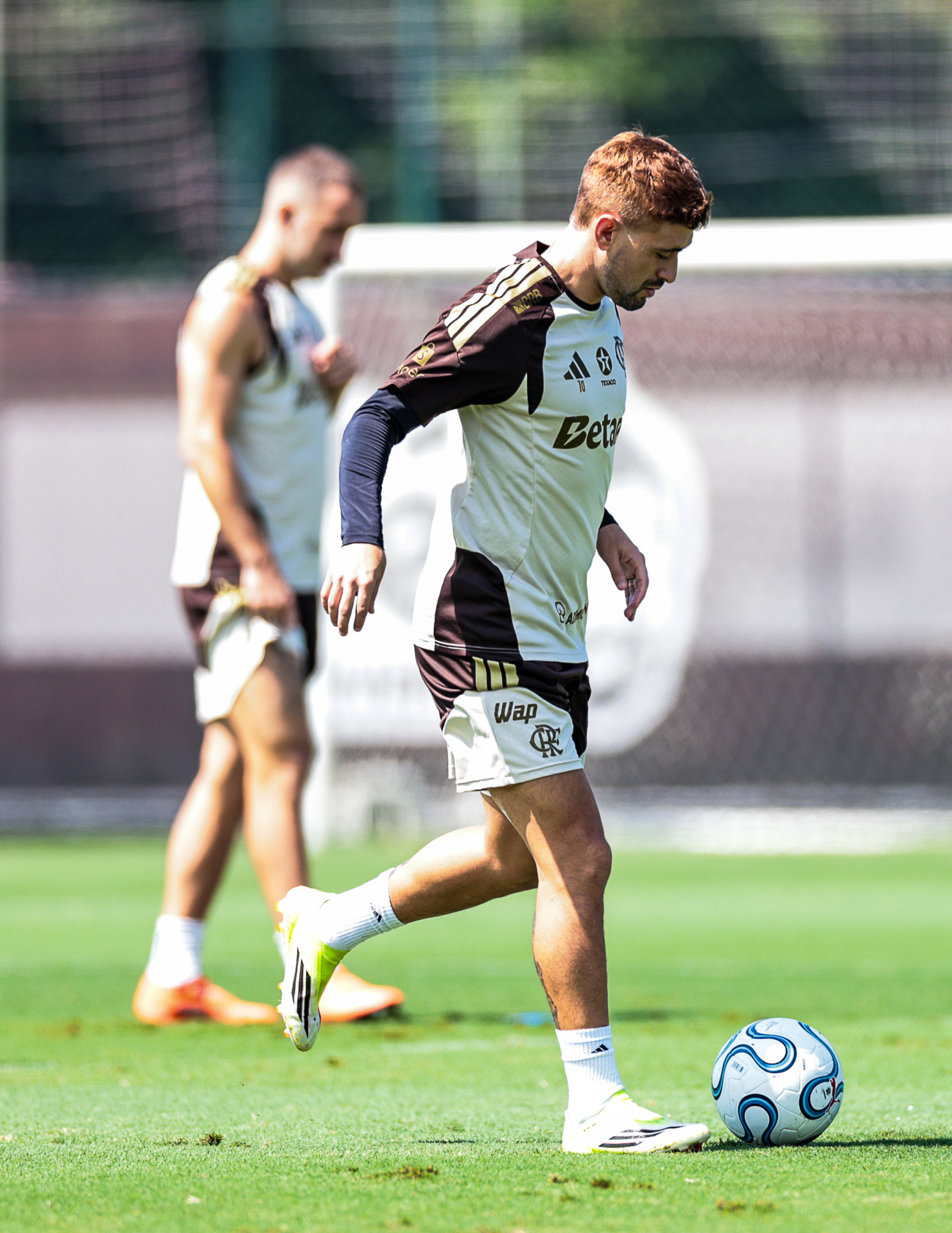Visual de Arrascaeta em treino do Flamengo, no Ninho do Urubu - Gilvan de Souza / Flamengo