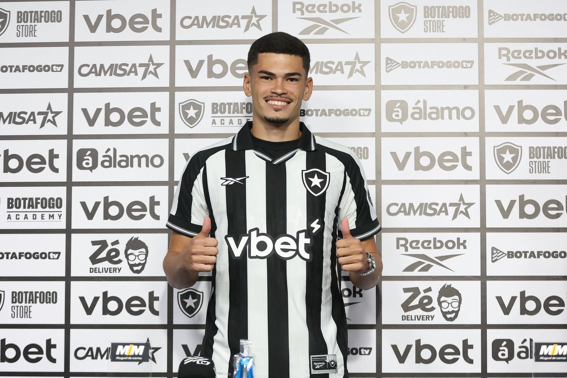Refor&ccedil;o do Botafogo, Anthony assinou contrato at&eacute; mar&ccedil;o de 2030 - V&iacute;tor Silva/Botafogo