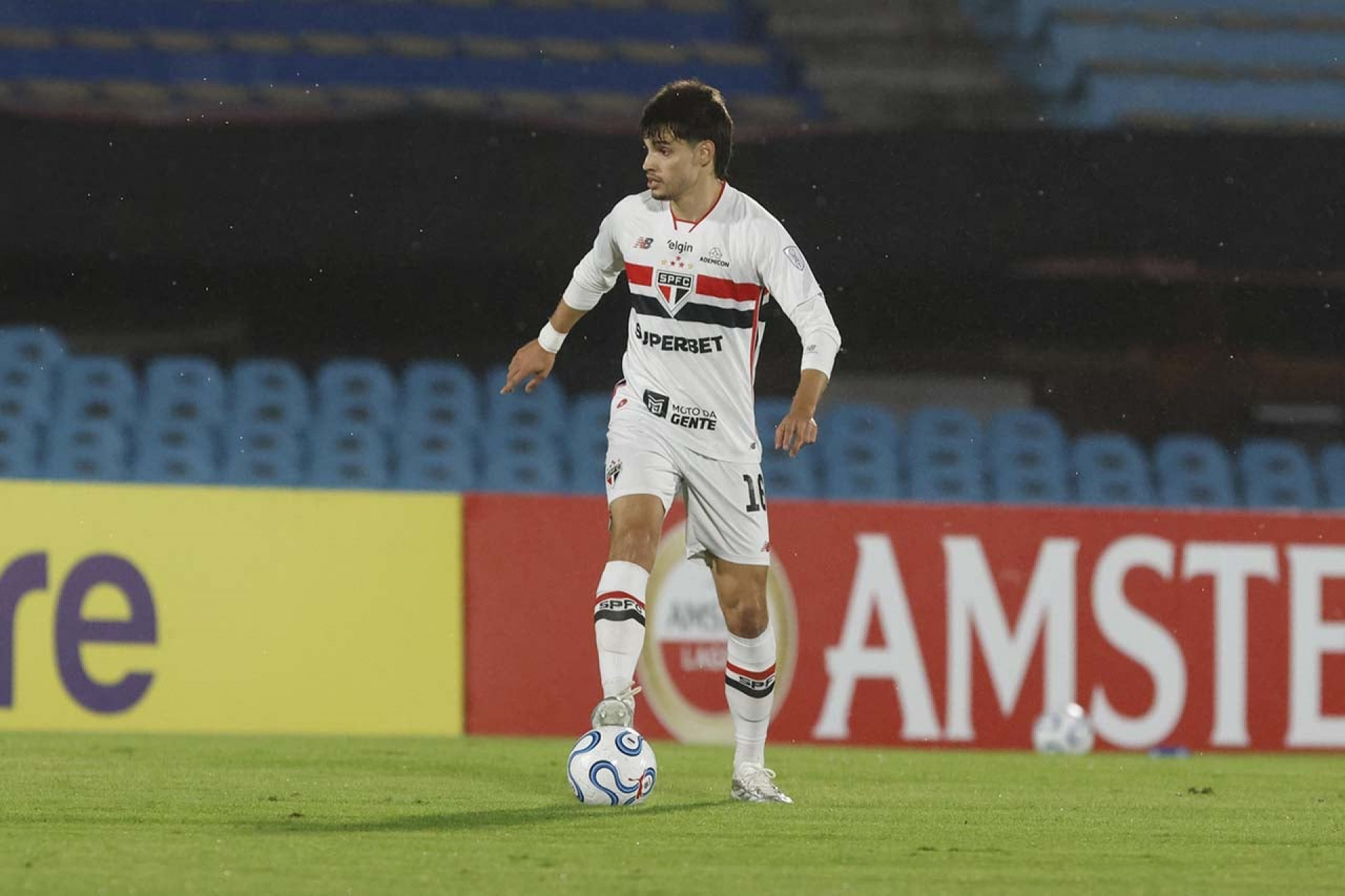 S&atilde;o Paulo vence chuva, vento e o Boston River em sua estreia na Sula