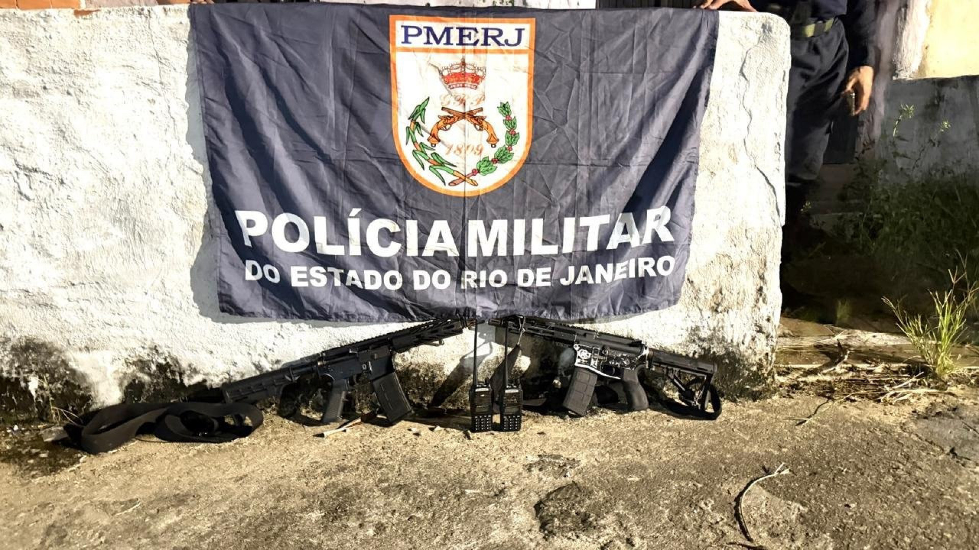 Dois fuzis e dois r&aacute;dios transmissores foram apreendidos