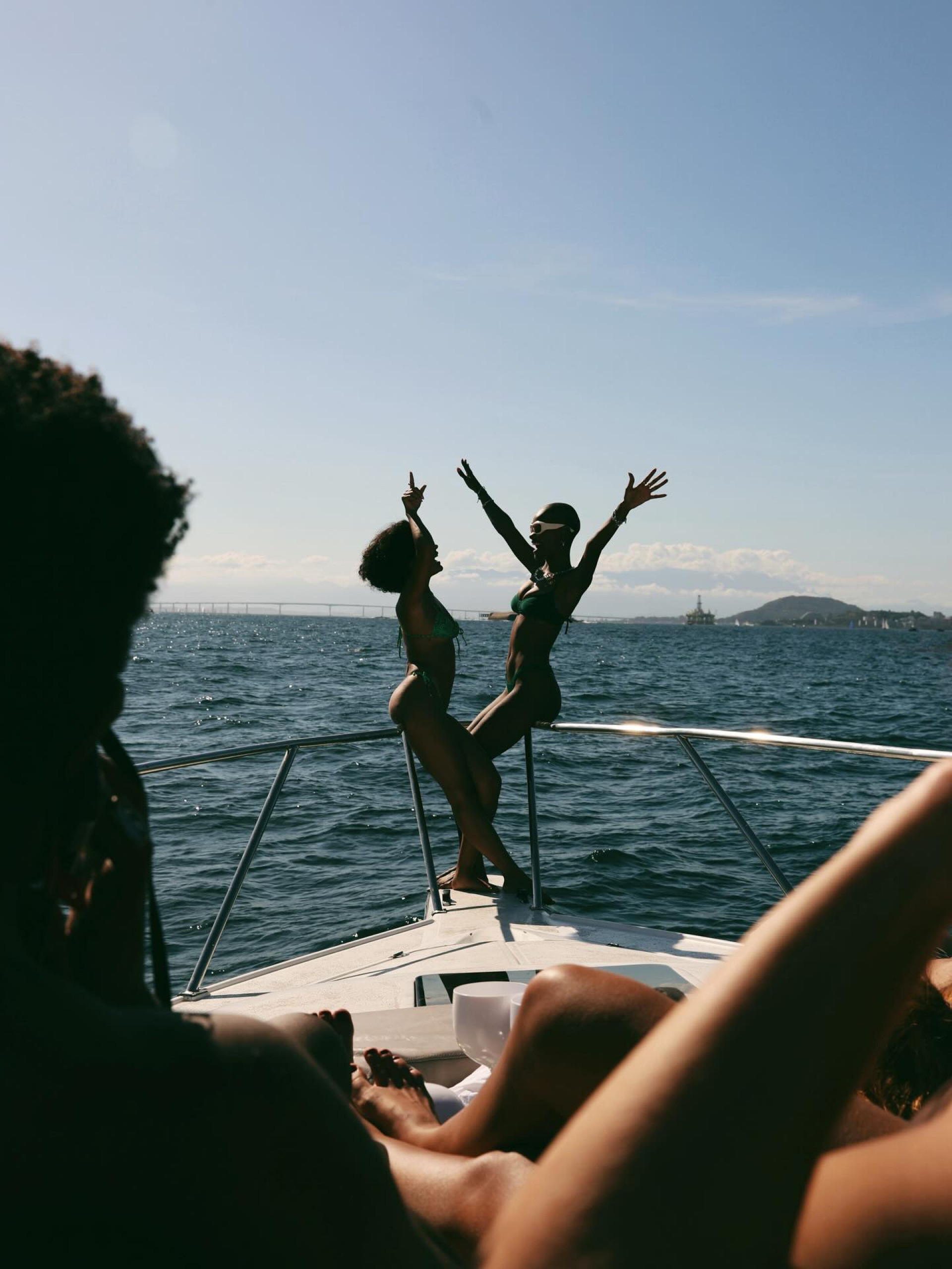 Bella Campos surge de biquíni em passeio de barco pelo Rio