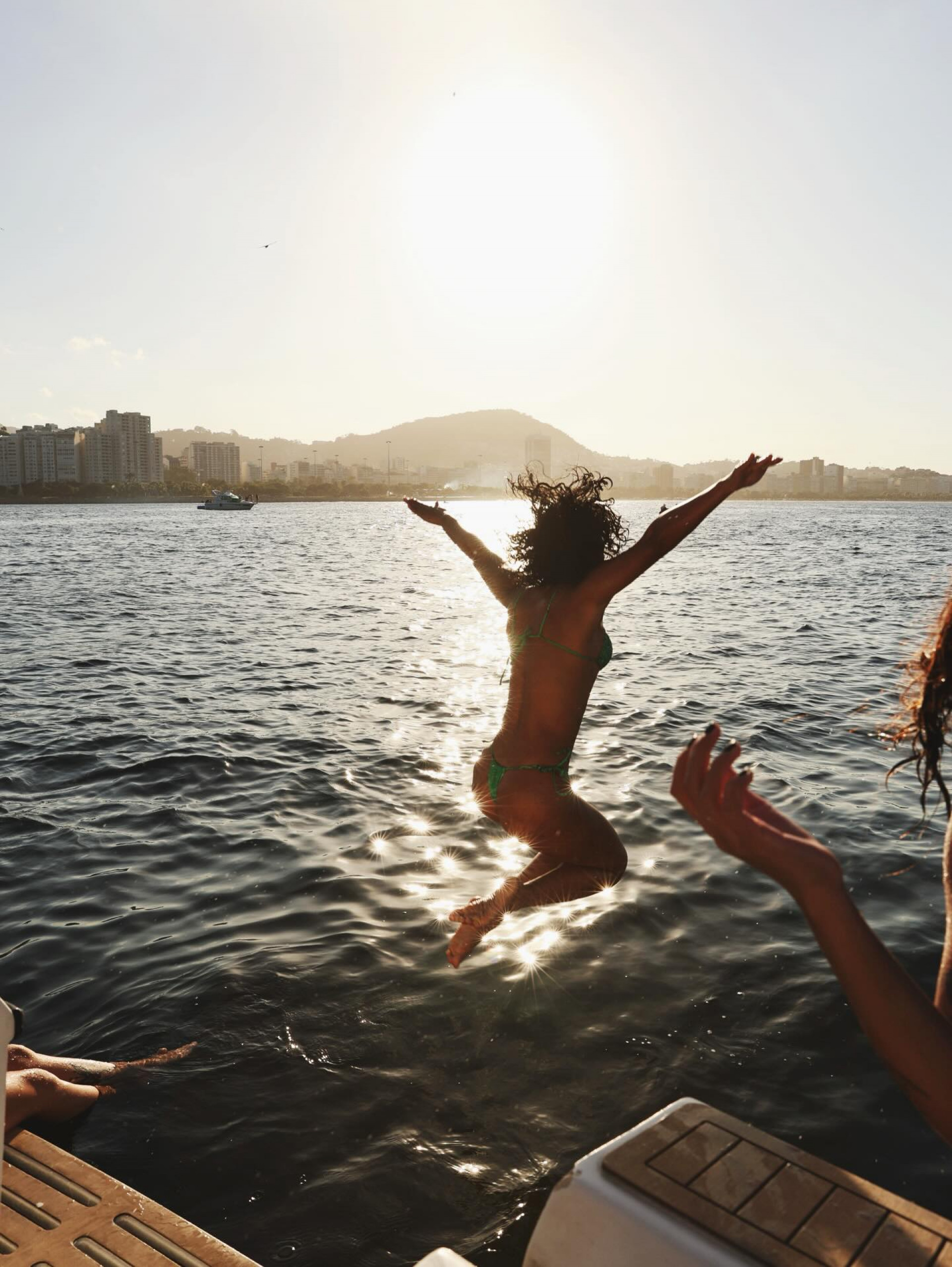 Bella Campos surge de biquíni em passeio de barco pelo Rio