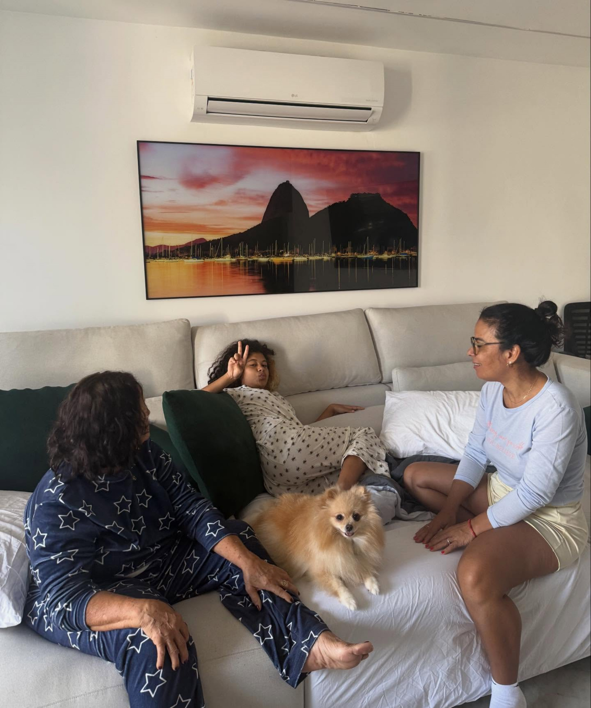 Bella Campos surge de biquíni em passeio de barco pelo Rio