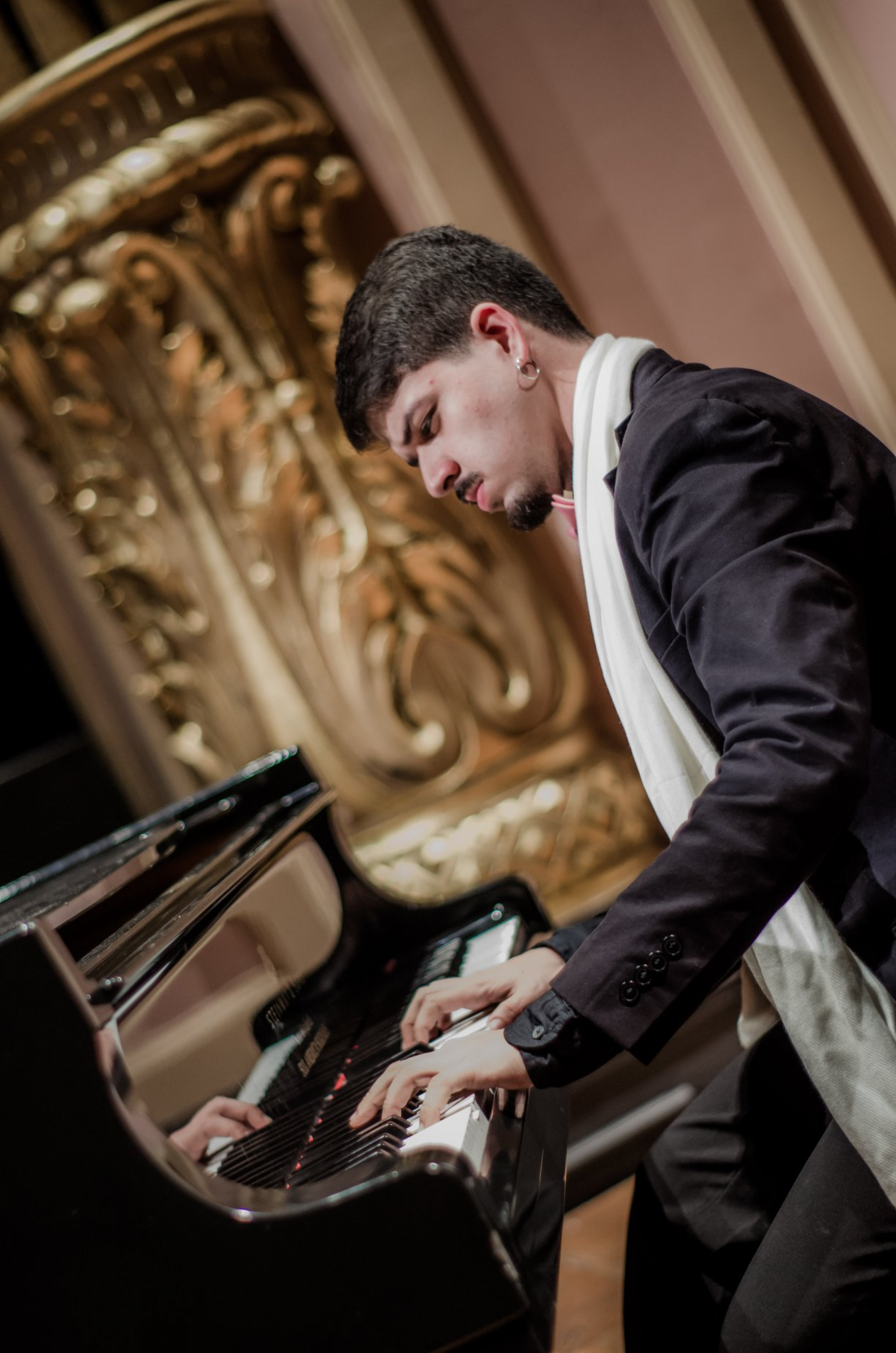 Pianista Felipe Naim se apresenta neste sábado (11) na Parada do Chocolate