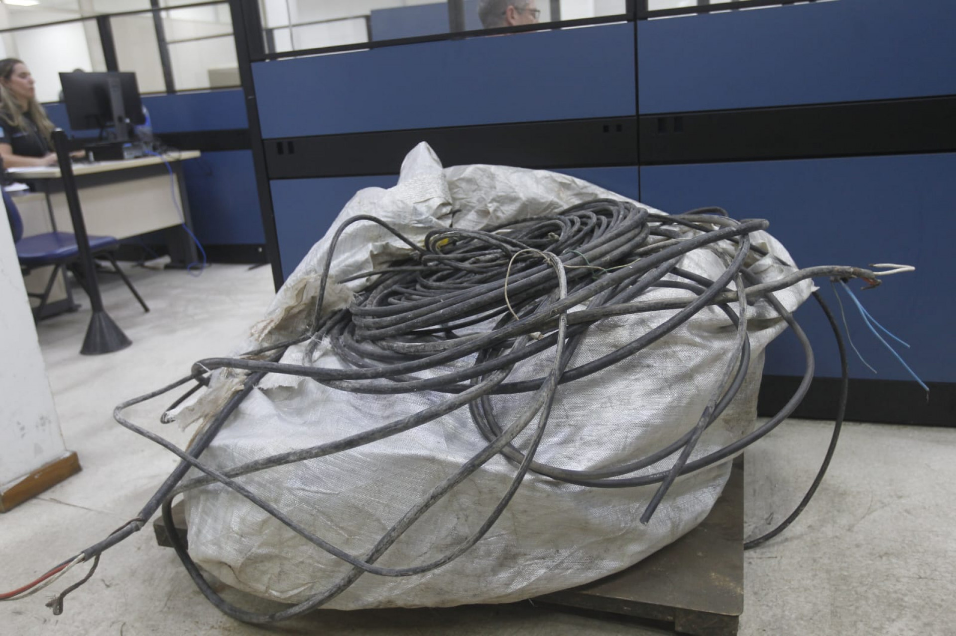 Fios apreendidos de um ferro-velho ilegal - Reginaldo Pimenta / Agência O Dia