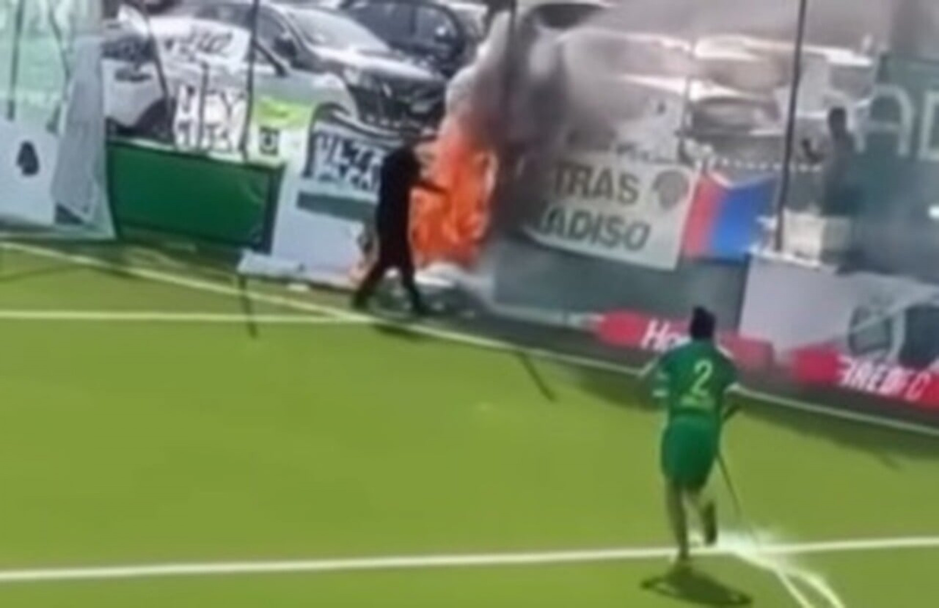 V&iacute;deo: jogador vira “bombeiro” e apaga inc&ecirc;ndio durante jogo da 3&ordf; divis&atilde;o su&iacute;&ccedil;a