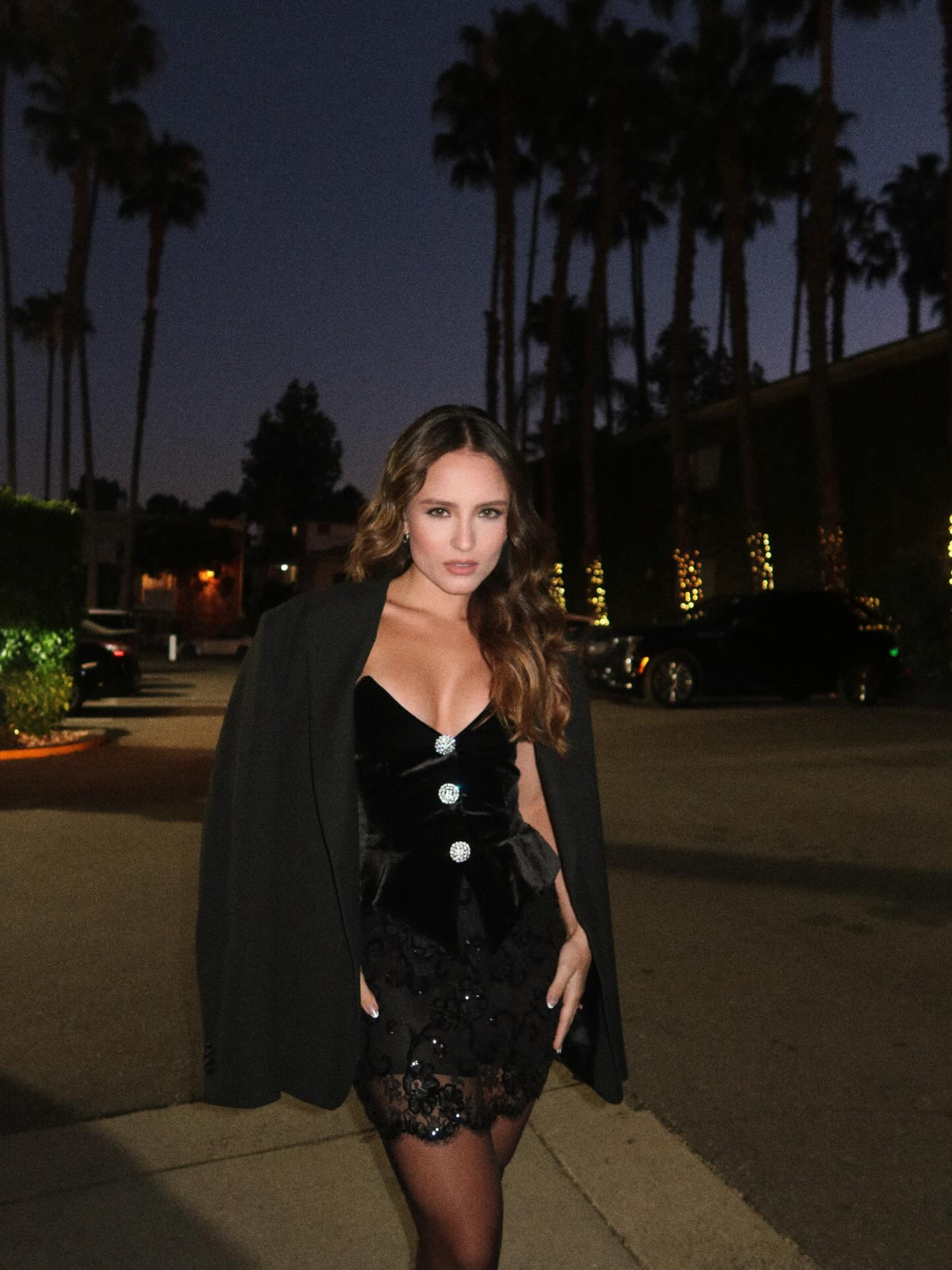 Em Los Angeles, Larissa Manoela surge com look de R$ 11 mil
