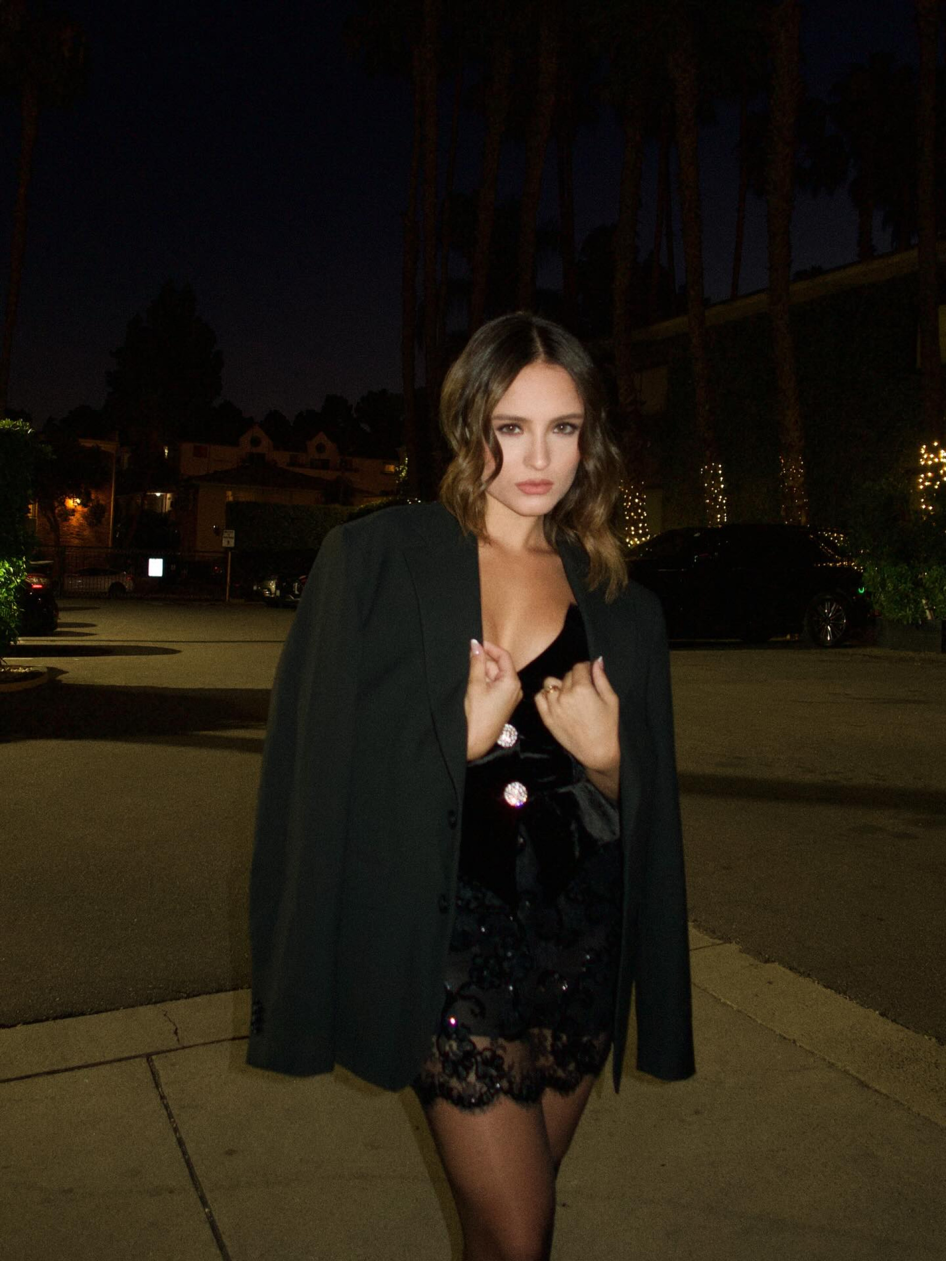 Em Los Angeles, Larissa Manoela surge com look de R$ 11 mil