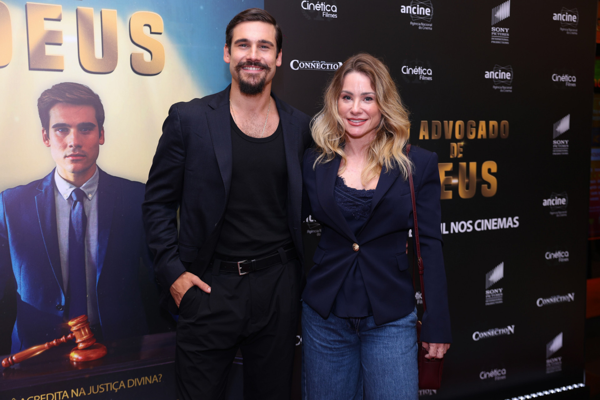 Nicolas Prattes posa com a mãe em pré-estreia de filme