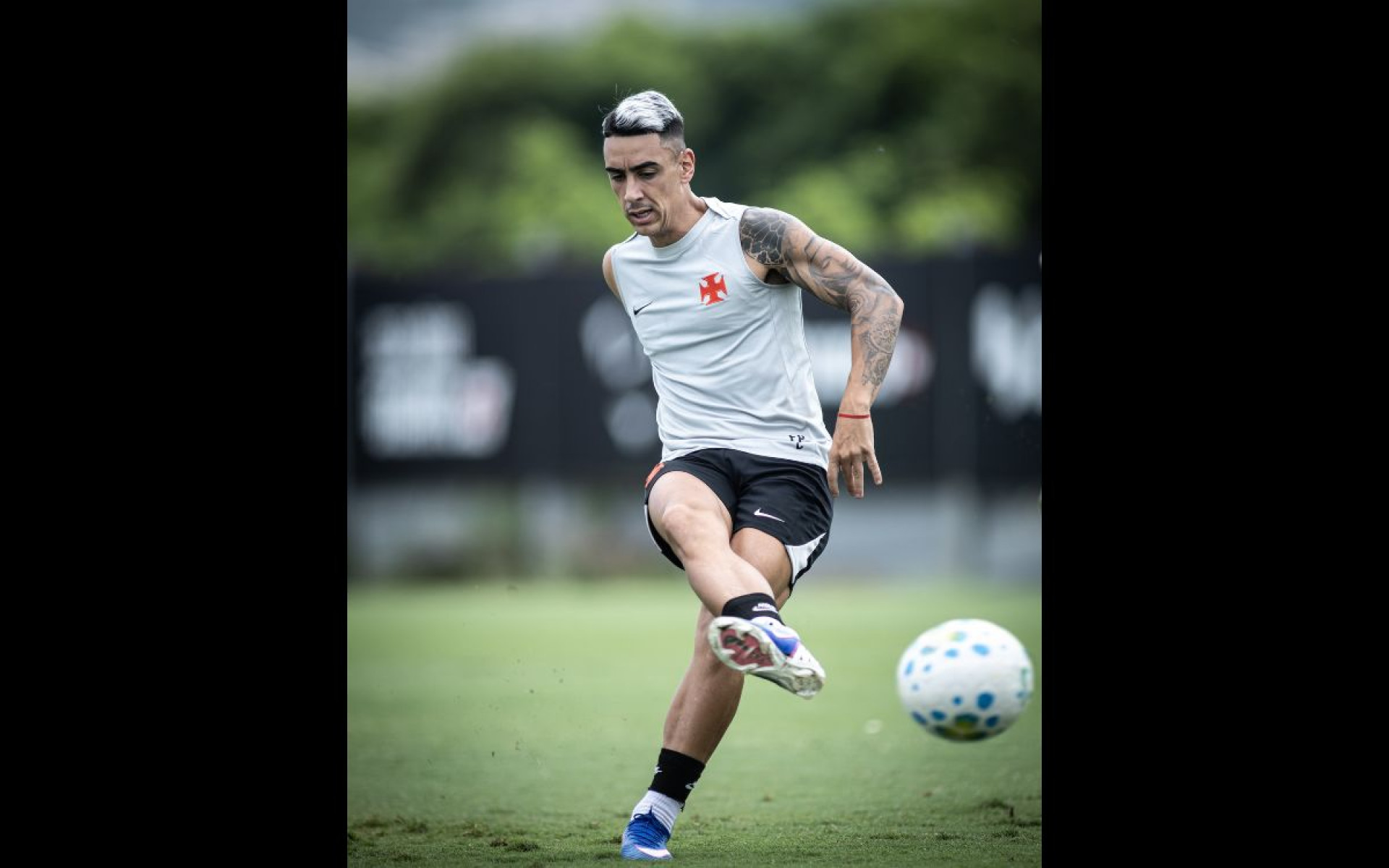 De olho na Copa, Puma Rodríguez avalia disputa por titularidade no Vasco