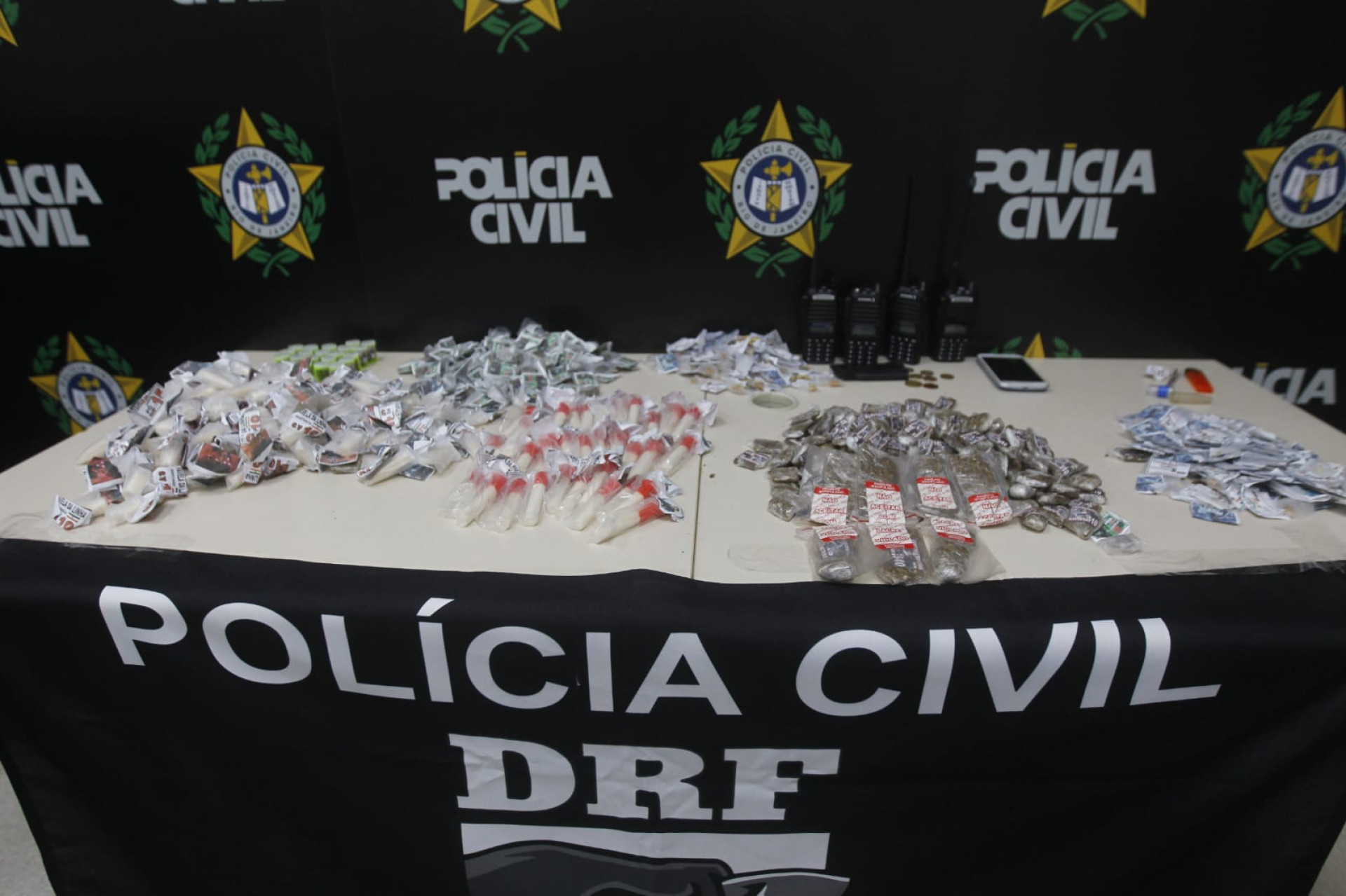 Na ação, um ponto de venda de drogas próximo ao ferro-velho foi desmontado pelos agentes - Reginaldo Pimenta / Agência O Dia