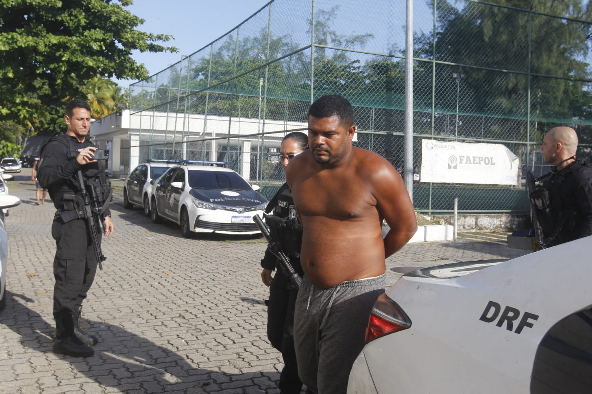 Preso ligado ao ferro-velho ilegal chegando na Cidade da Polícia, nesta terça-feira (7) - Reginaldo Pimenta / Agência O Dia