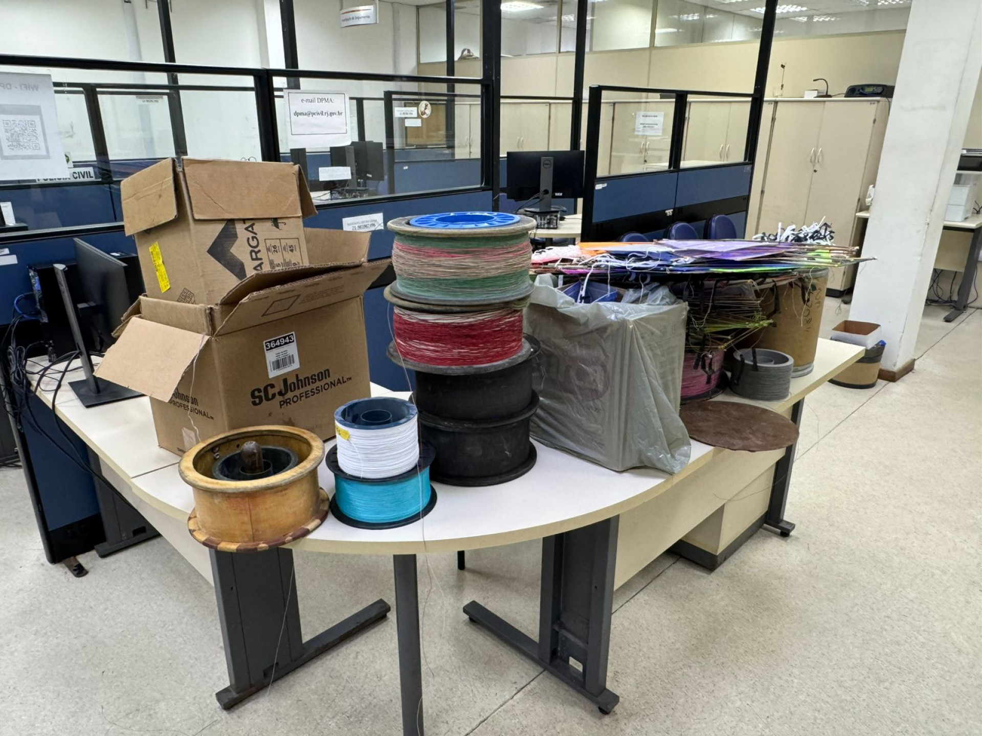 Polícia Civil localiza fábrica clandestina de linha chilena em Realengo