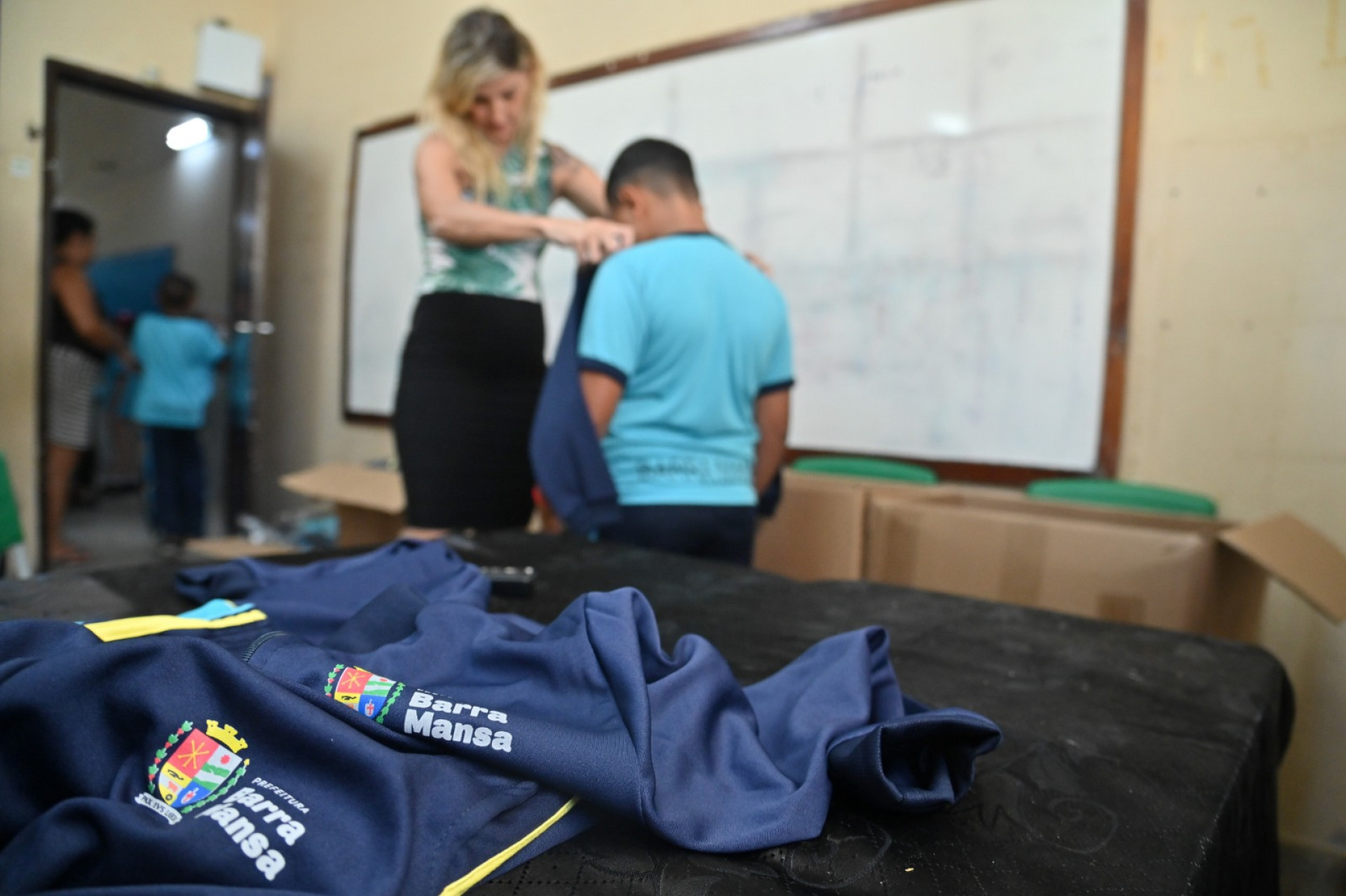 Prefeitura de Barra Mansa promove entrega de uniformes de inverno a alunos da rede municipal de ensino