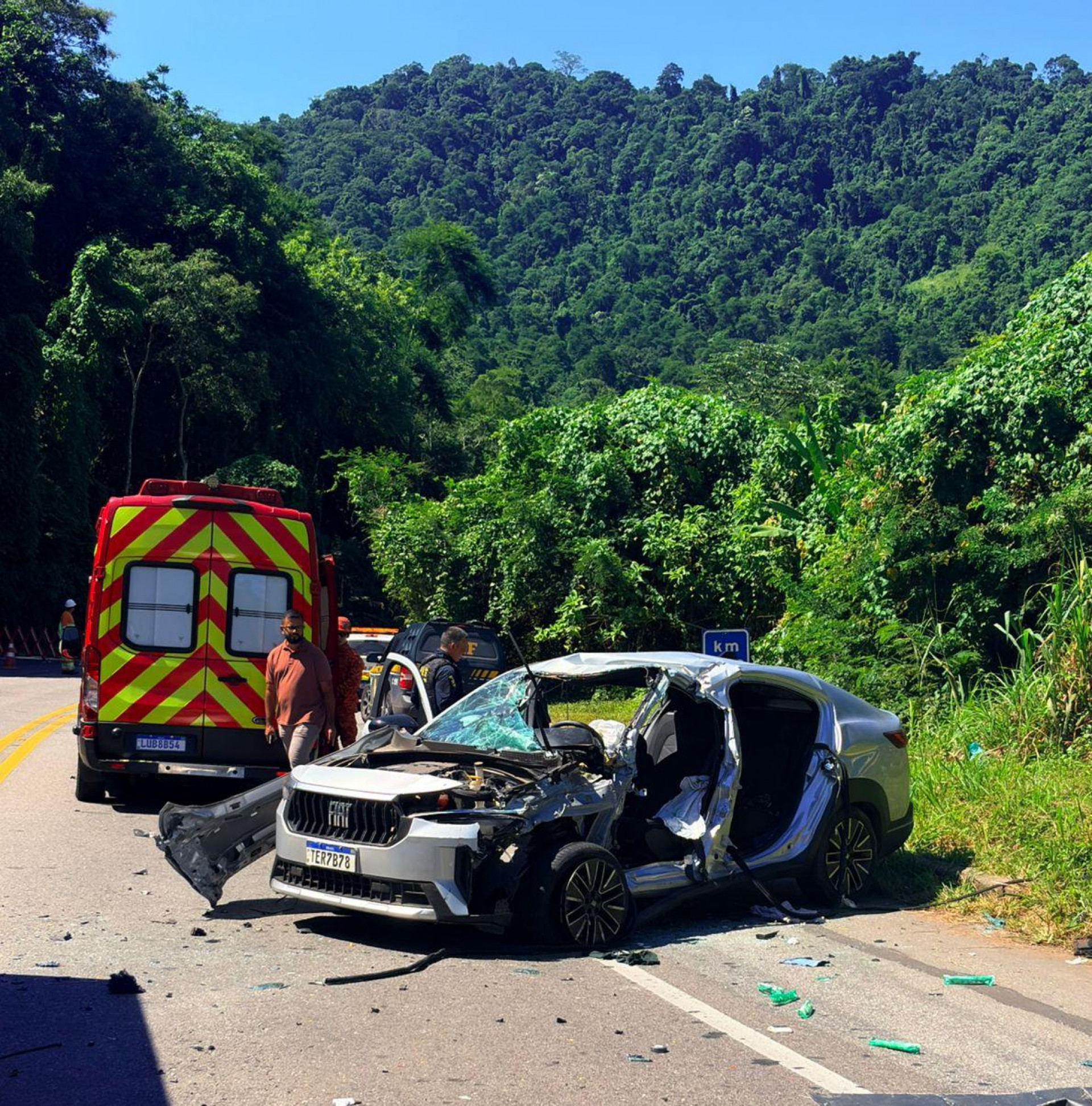 Acidente envolvendo ônibus e carro deixa duas vítimas graves em Angra
