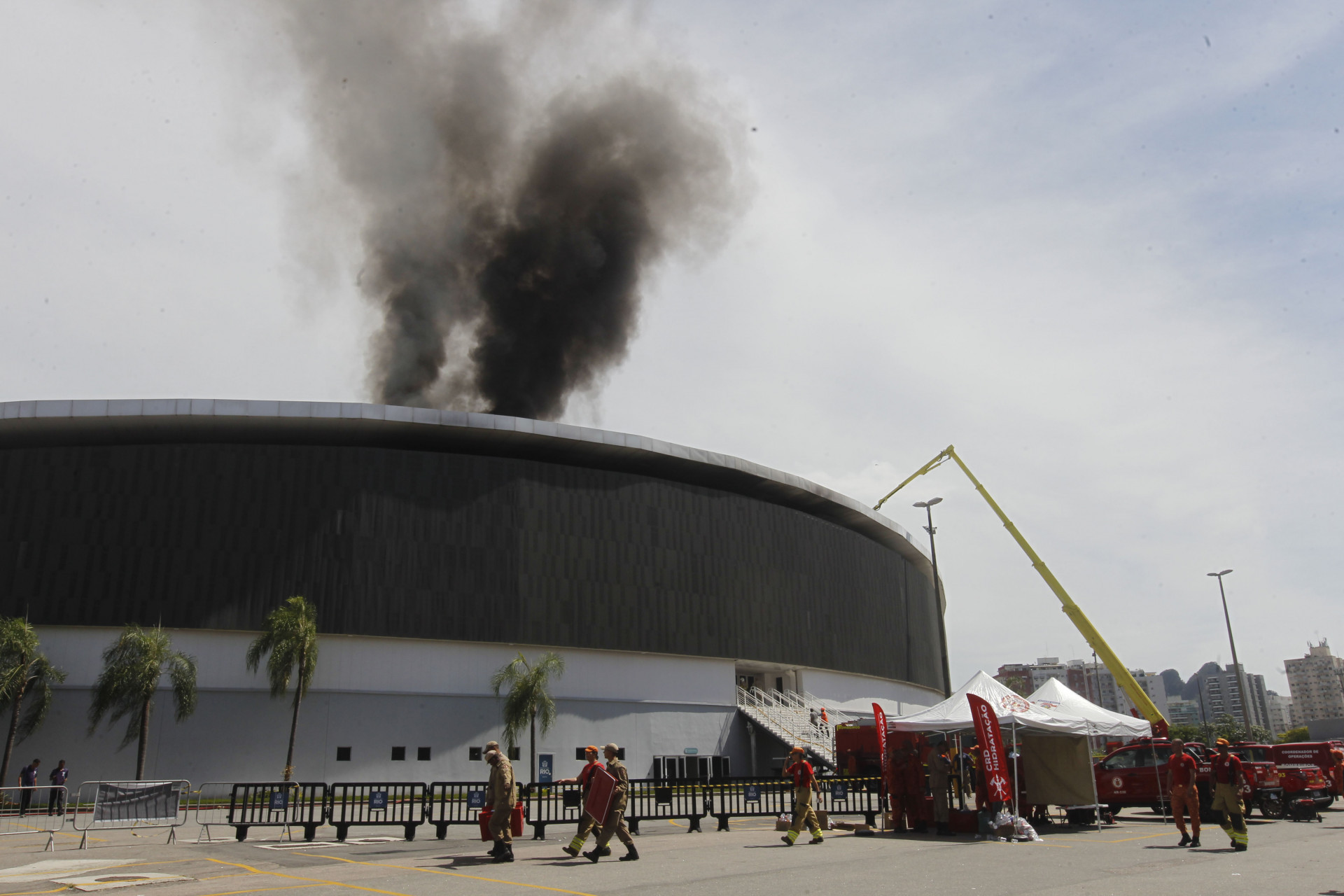 Fogo se alastrou no teto do Vel&oacute;dromo do Parque Ol&iacute;mpico - Reginaldo Pimenta / Ag&ecirc;ncia O Dia