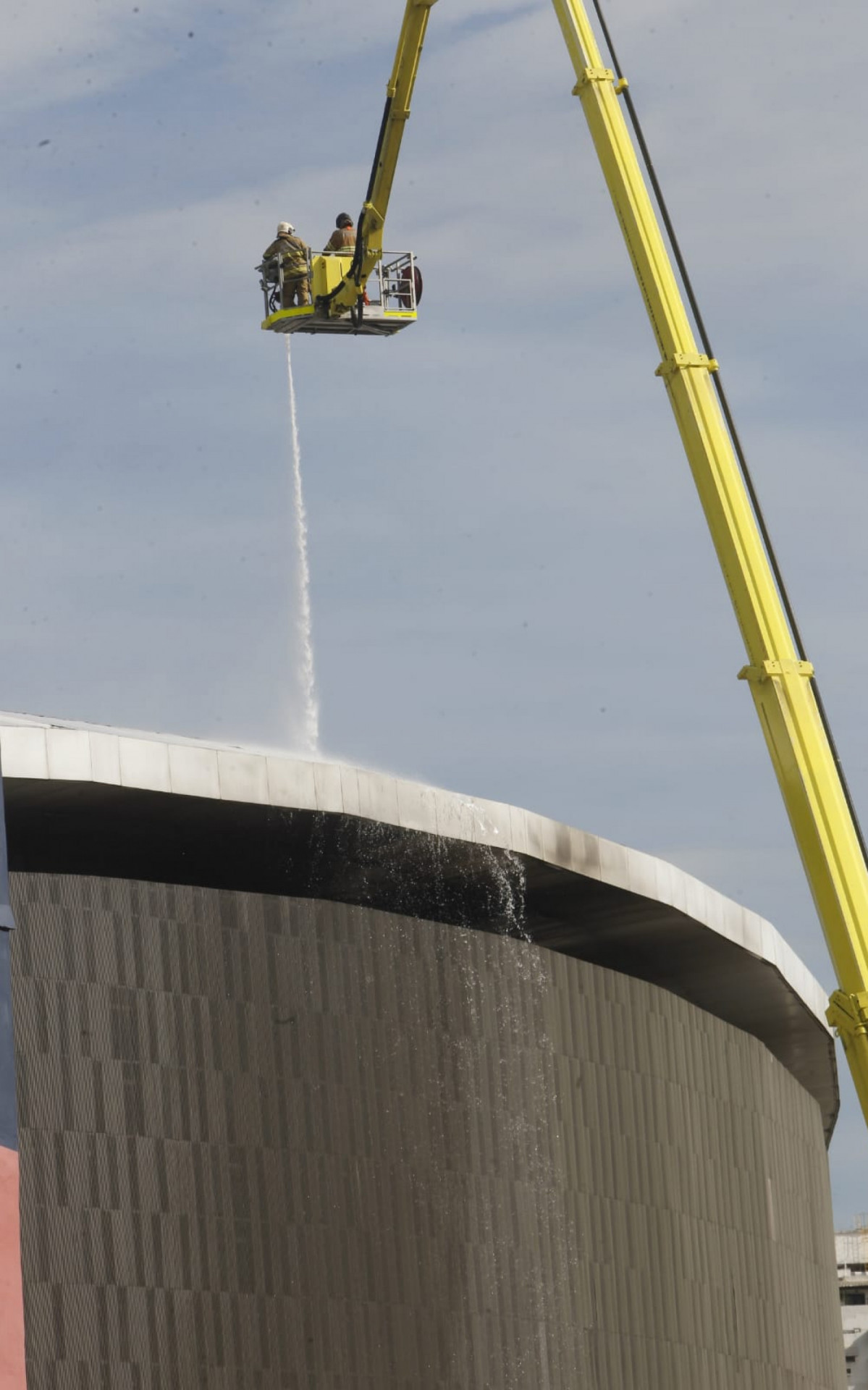Combate a incêndio no Velódromo do Parque Olímpico - Reginaldo Pimenta/Agência O DIA