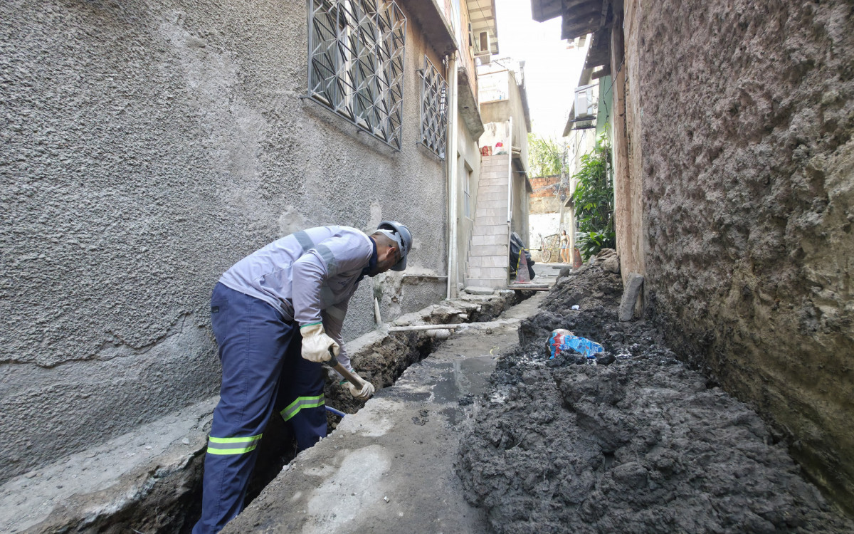 Viela por viela, Jonas implanta a primeira rede oficial de esgoto da Maré para eliminar alagamentos crônicos e ver seu trabalho melhorar diretamente o lugar onde vive.