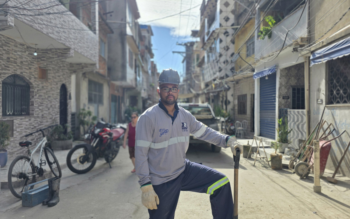 Jonas Afonso, filho da Maré, agora instala com a Águas do Rio as redes de saneamento que garantem a saúde de sua própria comunidade