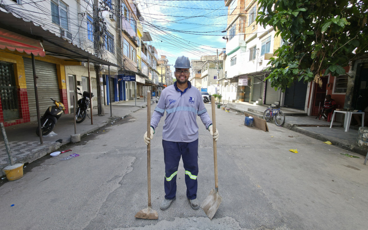 Com orgulho de transformar o lugar onde cresceu, Jonas trabalha na maior obra de saneamento da Maré para que o \'degrauzinho do valão\' vire, enfim, coisa do passado
