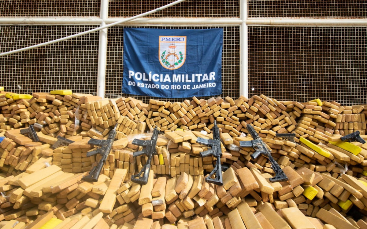 Fuzis tamb&eacute;m foram apreendidos na Mar&eacute;