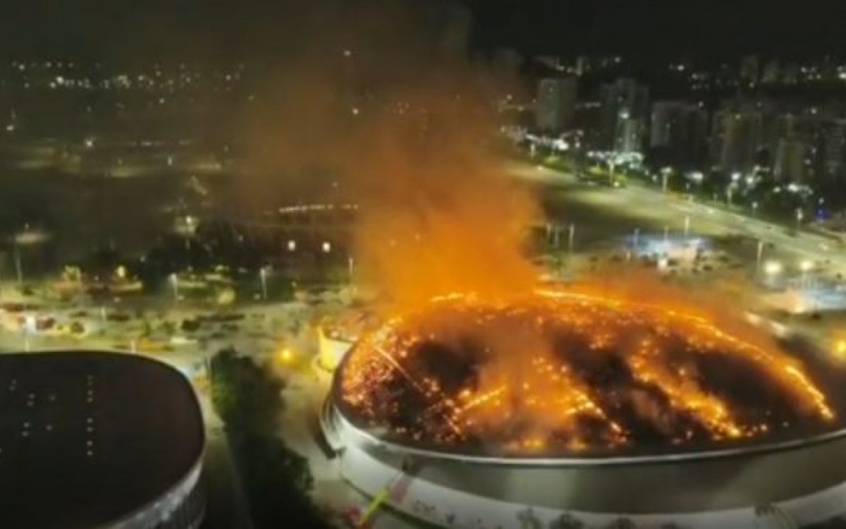 Imagens do Corpo de Bombeiros mostram intensidade das chamas no teto do Velódromo do Parque Olímpico - Divulgação/CBMERJ