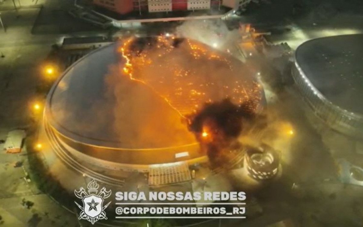 Imagens do Corpo de Bombeiros mostram intensidade das chamas no teto do Velódromo do Parque Olímpico - Divulgação/CBMERJ