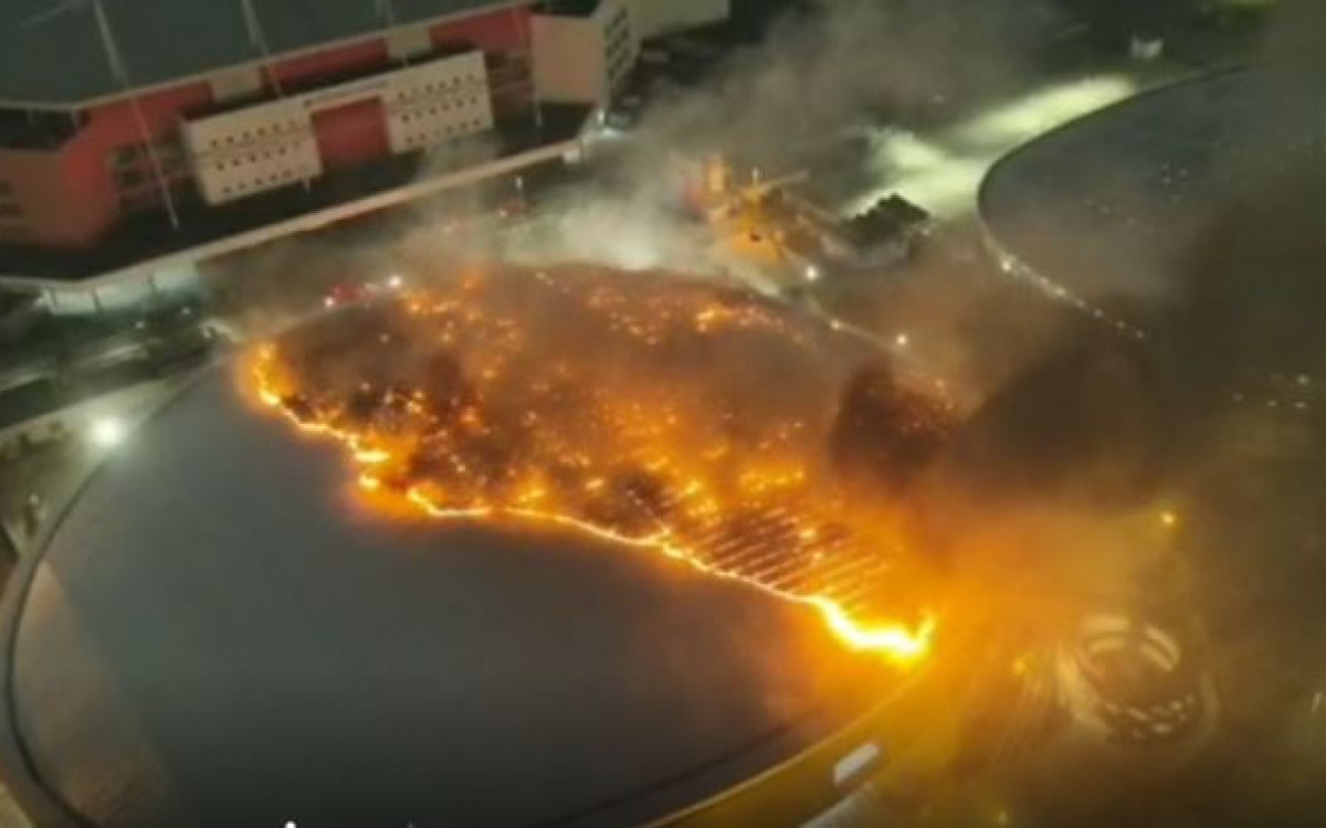 Imagens do Corpo de Bombeiros mostram intensidade das chamas no teto do Velódromo do Parque Olímpico - Divulgação/CBMERJ