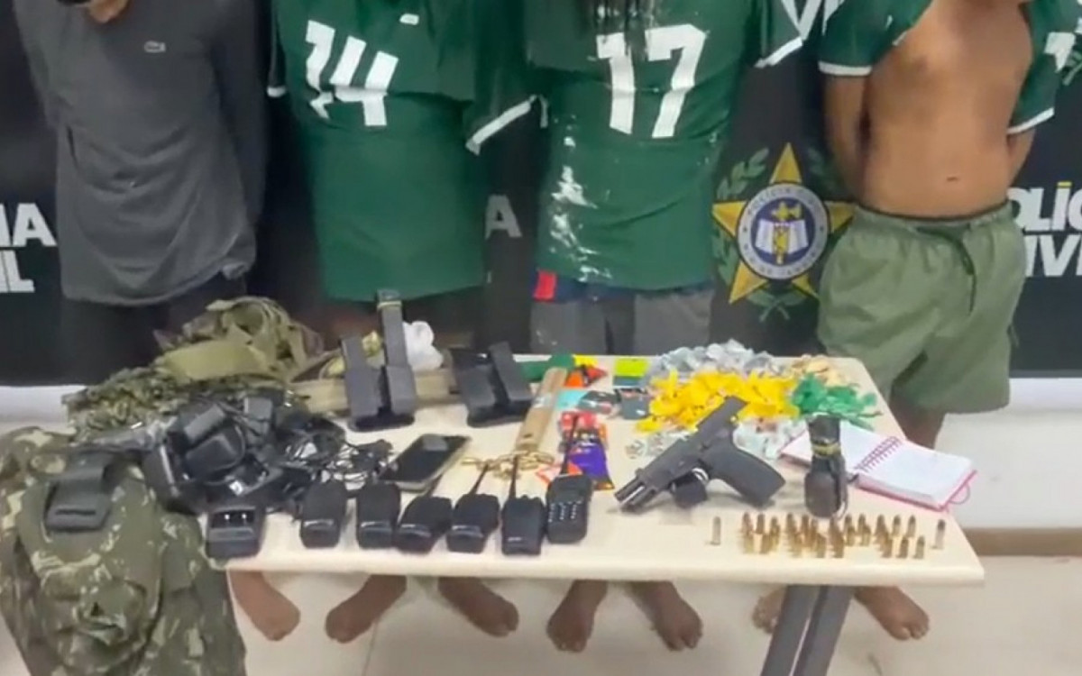 Drogas, arma, r&aacute;dio comunicador e anota&ccedil;&otilde;es do tr&aacute;fico foram encontrados no im&oacute;vel - Divulga&ccedil;&atilde;o