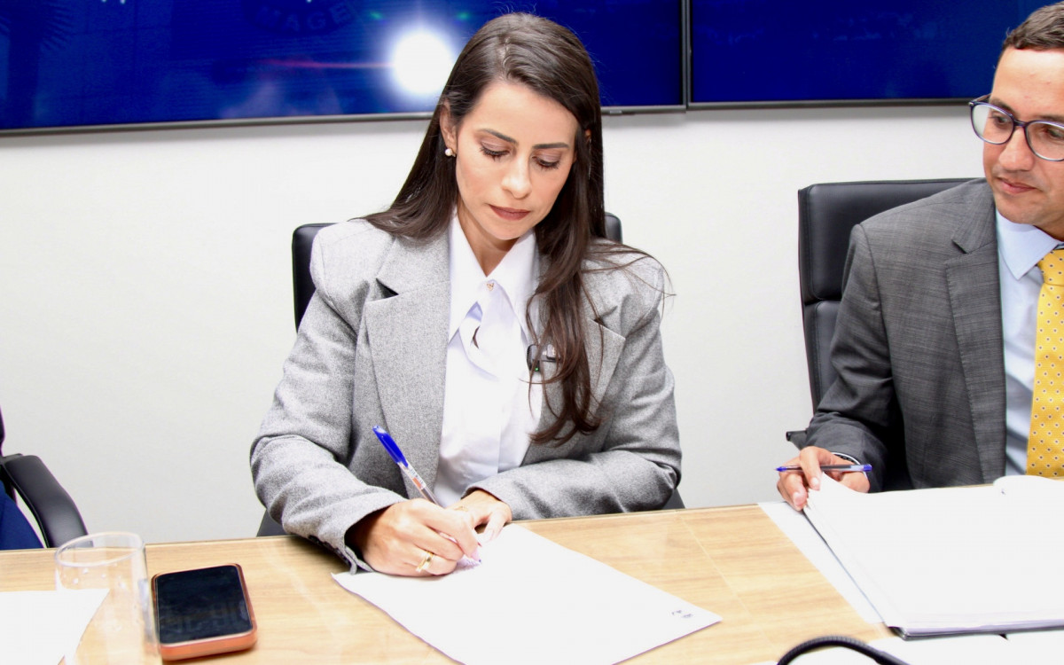 Jamille Cozzolino toma posse como prefeita de Mag&eacute; - Divulga&ccedil;&atilde;o