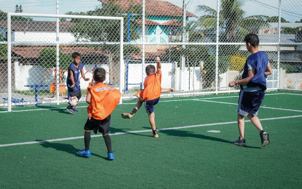 Prefeitura de Itaboraí promove aulas de futebol society para crianças e adolescentes