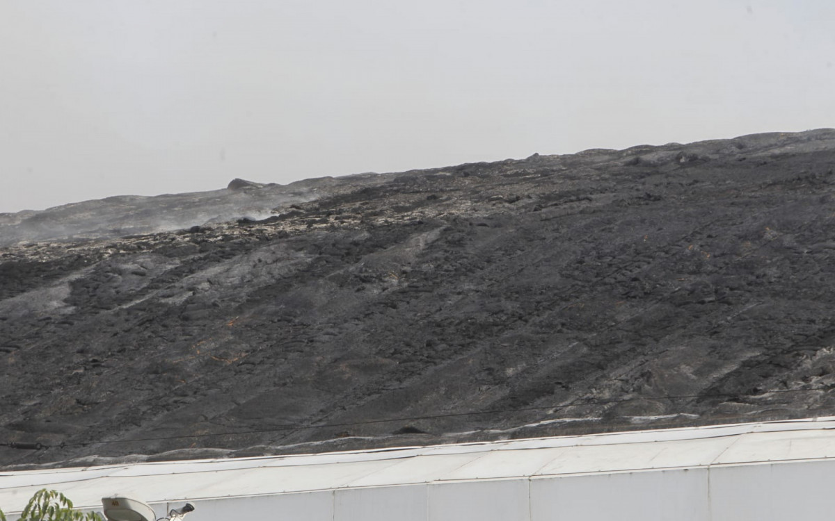 Bombeiros combatem incêndio que se alastrou por teto do Velódromo do Parque Olímpico - Reginaldo Pimenta/Agência O DIA
