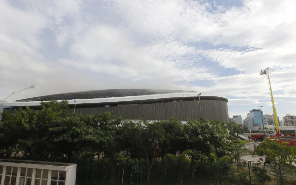 Incêndio atingiu Velódromo do Parque Olímpico, na Barra - Reginaldo Pimenta/Agência O DIA