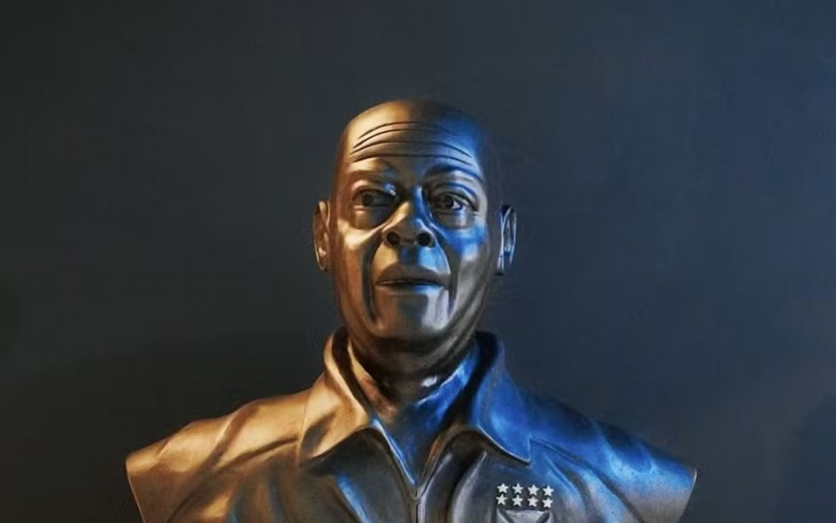 Vasco inaugurou o busto de Pai Santana no museu de S&atilde;o Janu&aacute;rio