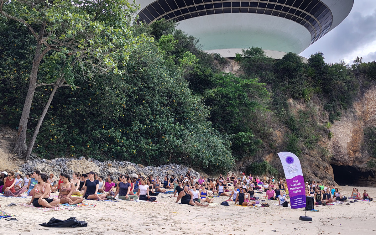Niterói: Yoga na Praia será realizado no próximo domingo, em homenagem às mulheres
 - Divulgação