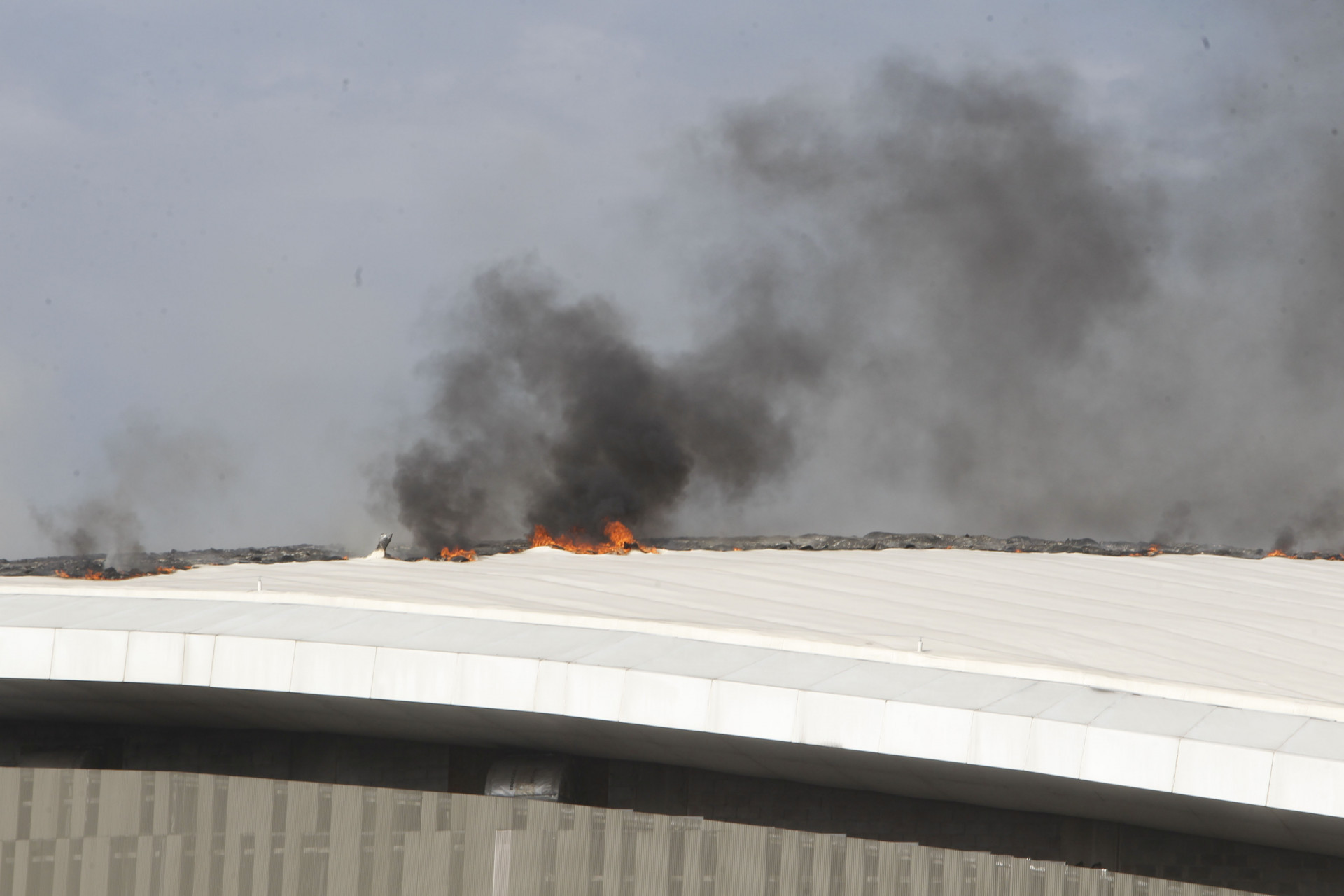 Inc&ecirc;ndio atingiu teto do Vel&oacute;dromo do Parque Ol&iacute;mpico - Reginaldo Pimenta / Ag&ecirc;ncia O Dia