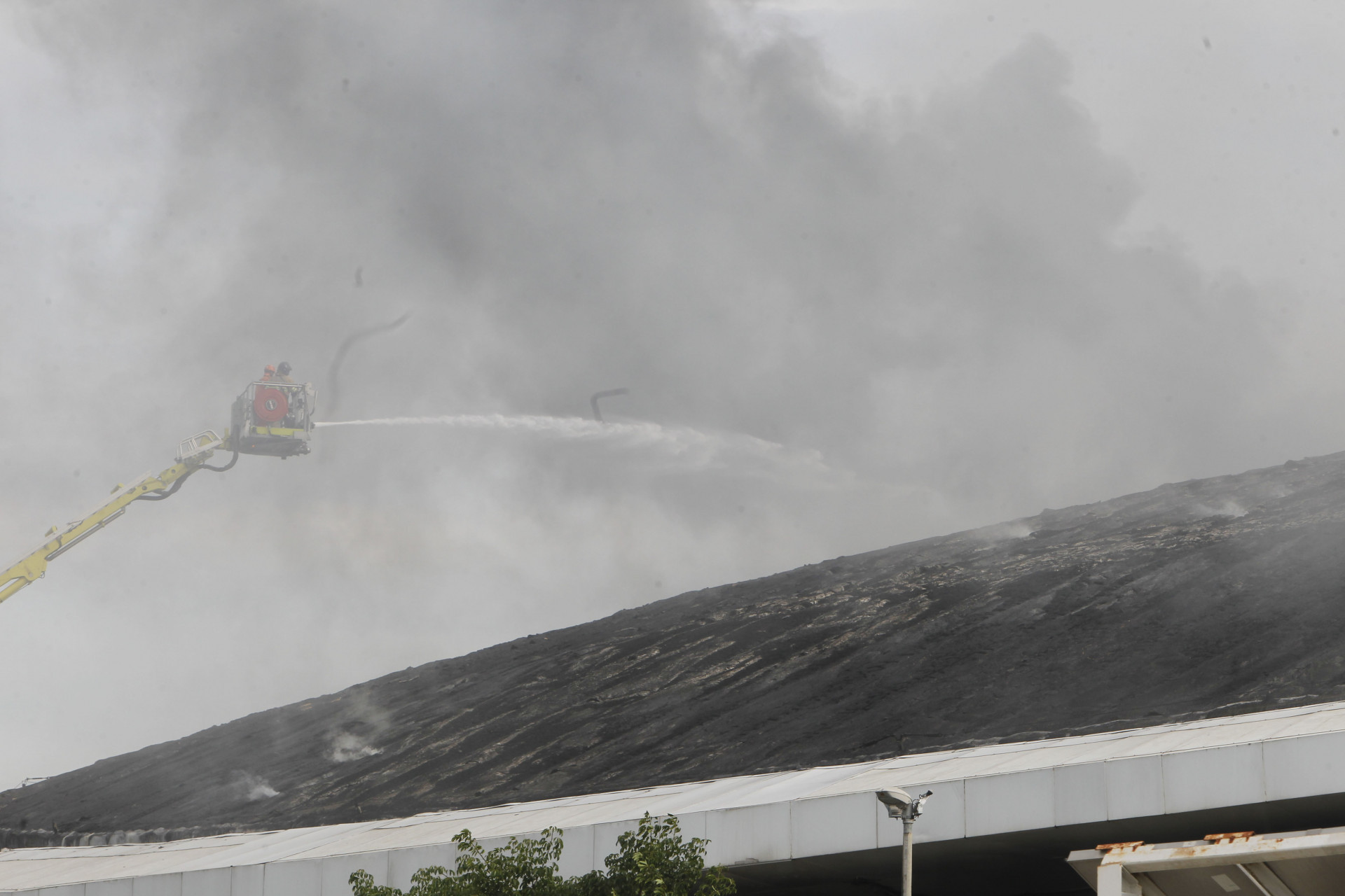 Inc&ecirc;ndio atingiu teto do Vel&oacute;dromo do Parque Ol&iacute;mpico - Reginaldo Pimenta / Ag&ecirc;ncia O Dia