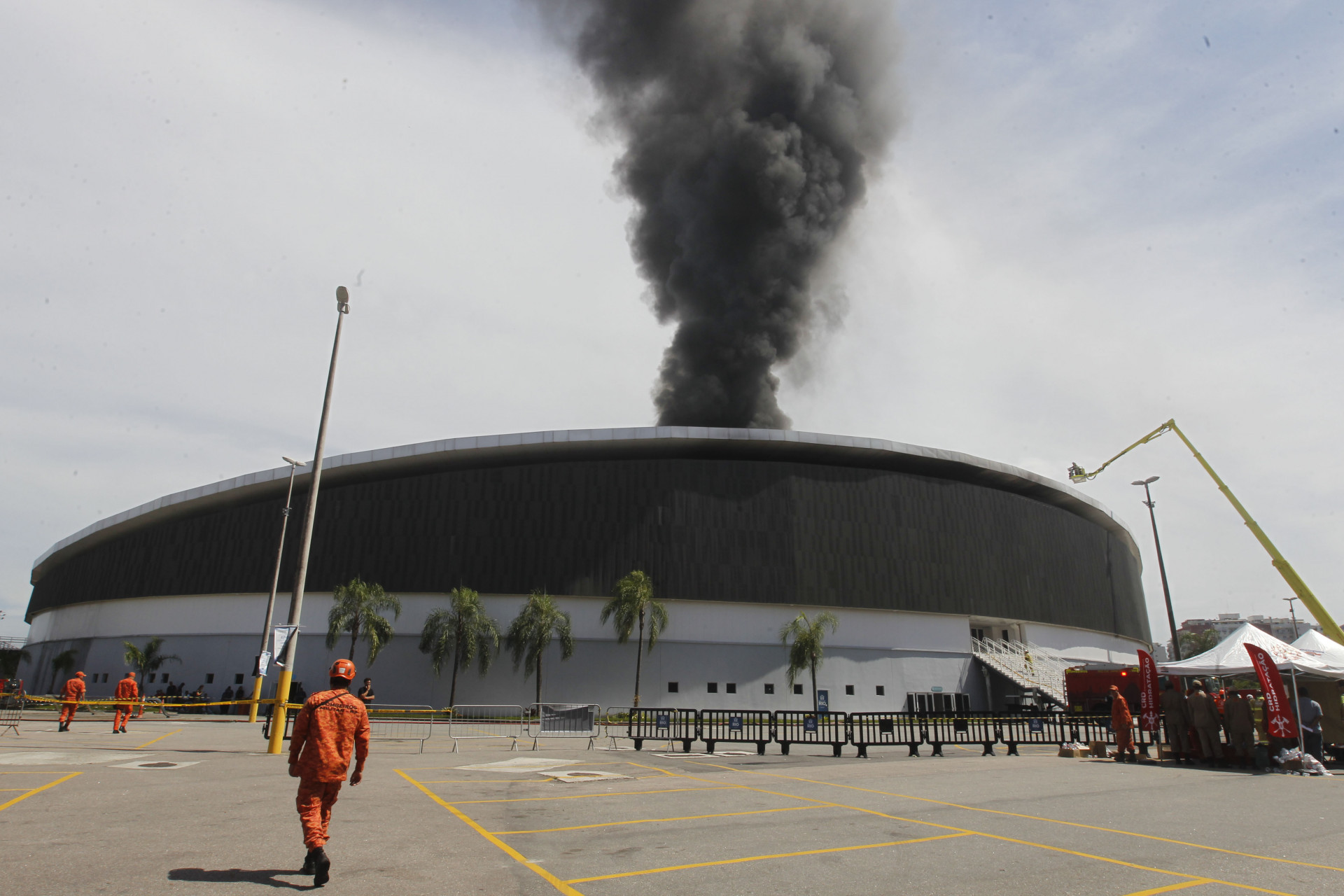 Inc&ecirc;ndio de grandes propor&ccedil;&otilde;es atinge o Vel&oacute;dromo do Parque Ol&iacute;mpico - Reginaldo Pimenta/Ag&ecirc;ncia O Dia