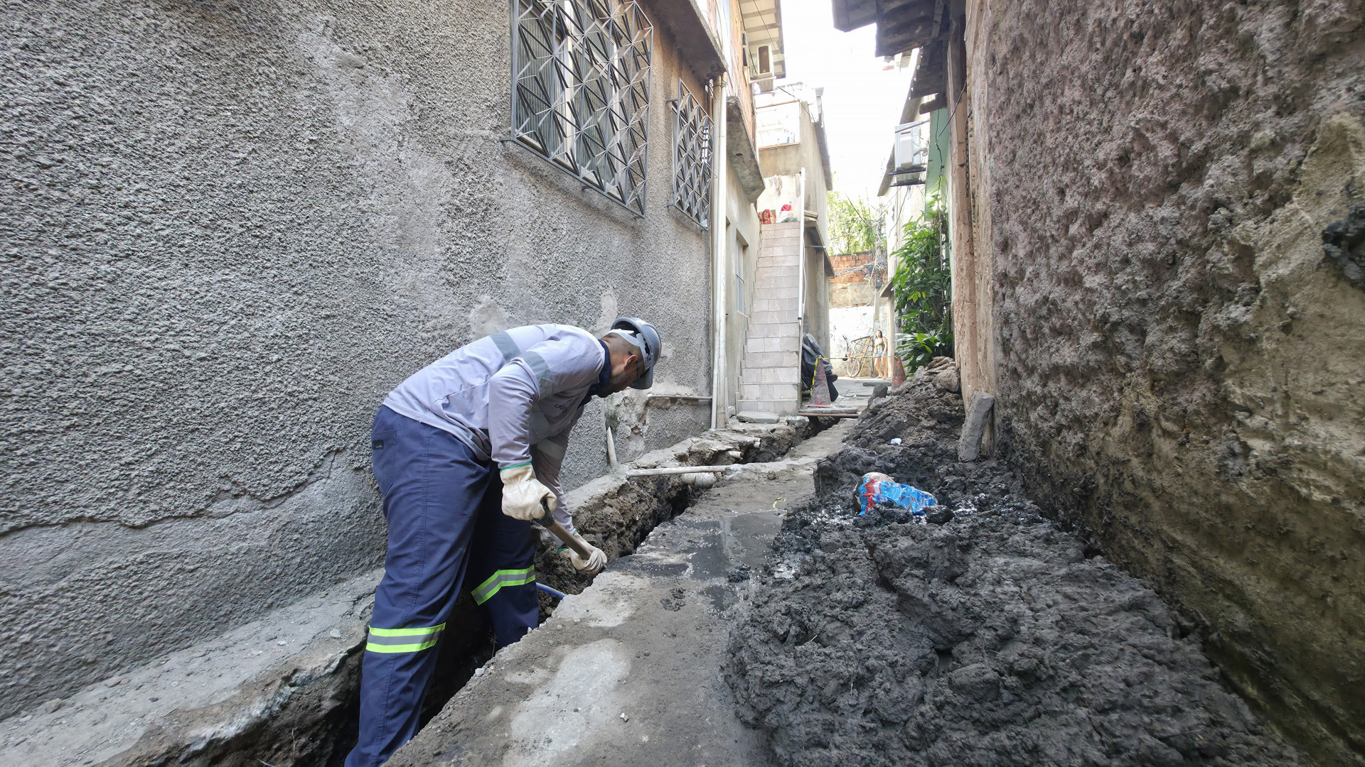 Viela por viela, Jonas implanta a primeira rede oficial de esgoto da Mar&eacute; para eliminar alagamentos cr&ocirc;nicos e ver seu trabalho melhorar diretamente o lugar onde vive. - Divulga&ccedil;&atilde;o