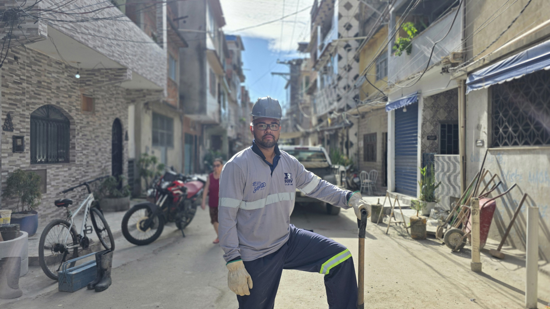 Jonas Afonso, filho da Mar&eacute;, agora instala com a &Aacute;guas do Rio as redes de saneamento que garantem a sa&uacute;de de sua pr&oacute;pria comunidade
