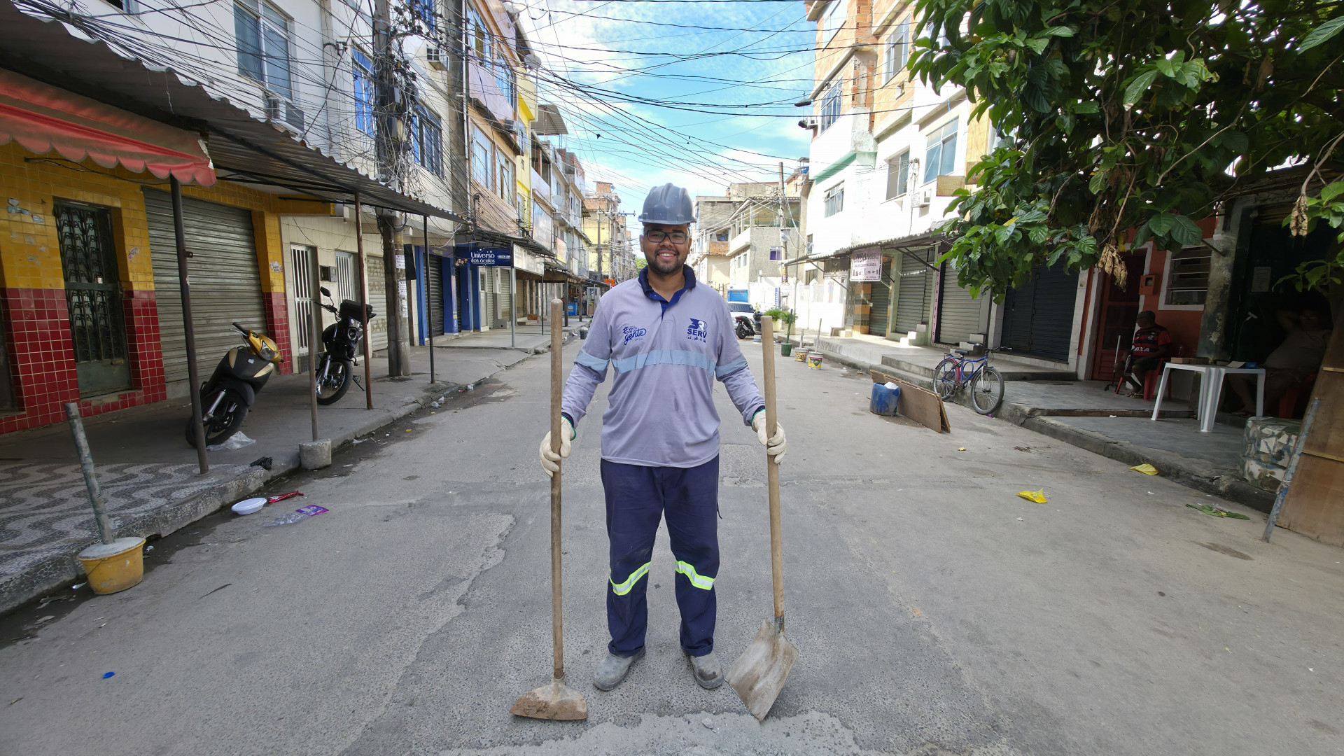Com orgulho de transformar o lugar onde cresceu, Jonas trabalha na maior obra de saneamento da Mar&eacute; para que o 'degrauzinho do val&atilde;o' vire, enfim, coisa do passado - Divulga&ccedil;&atilde;o