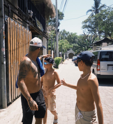 Pedro Scooby abre álbum de viagem com os filhos em El Salvador