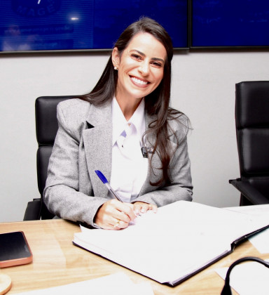 Jamille Cozzolino toma posse como prefeita de Magé