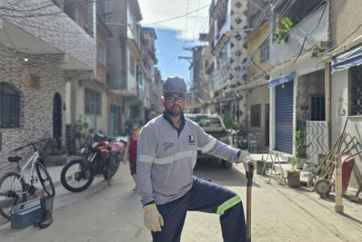 Da infância entre valões ao trabalho no saneamento: a história de Jonas, o cria da Maré